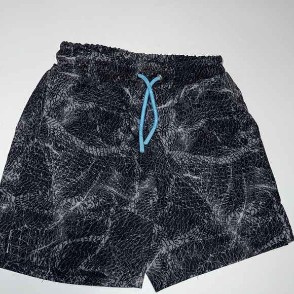 2 pairs Boys swim trunks size 4/5 - Picture 3 of 8